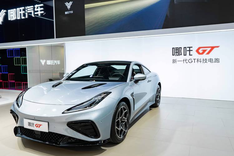 广州308哪吒汽车在智能汽车领域的表现，领途汽车在新能源汽车市场中的影响力